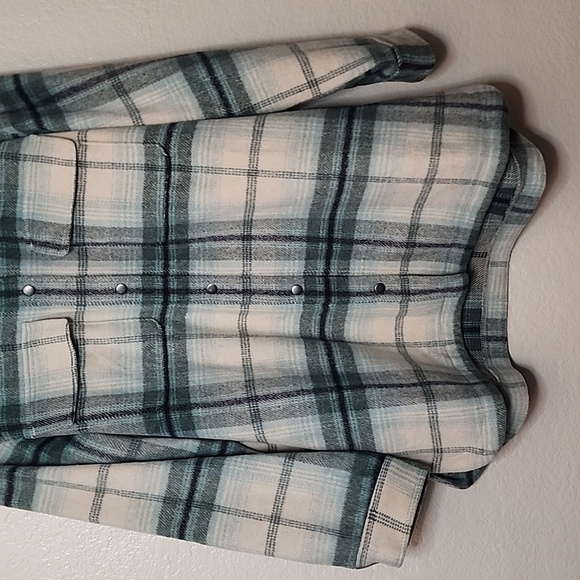 Old Navy Transitional Plaid Utility Shacket - Picture 4 of 14